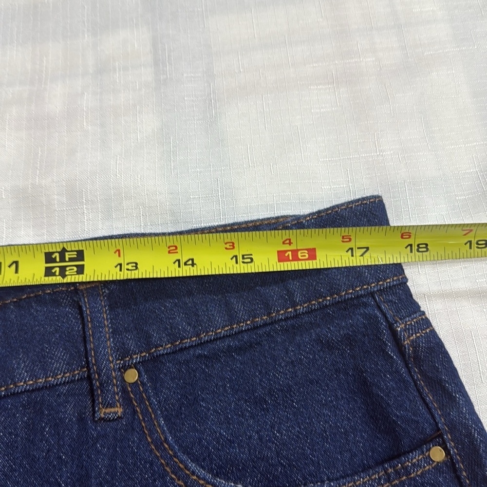 (R3) ANN TAYLOR
Wide-leg cargo jean with side pockets, size 12 P - Picture 8 of 16